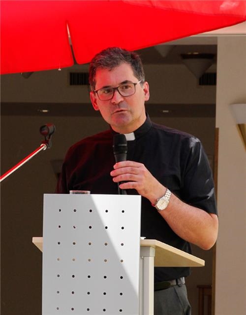 Diözesan-Caritasdirektor Domkapitular Dr. Andreas Magg erklärte, warum er sich für den Heiligen Damian de Veuster als Namenspatron entschied.  (Bernhard Gattner)