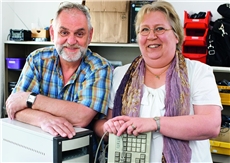 Angelika und Horst Matzen in ihrer kleinen Hamburger Rechner-Werkstatt. / Computer Spende Hamburg