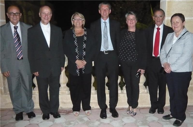 Als Ehrengast war Dr. Stefan Gerhardinger (Mitte) zum Dinner bei der Präsidentin der Republik Malta Her Excellency Marie Louise Coleira Preca (2. v. li.) eingeladen. (Foto: Caritas)