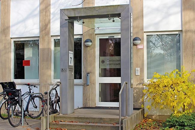 Hausfassade mit Tür (Caritasverband Darmstadt e. V.)