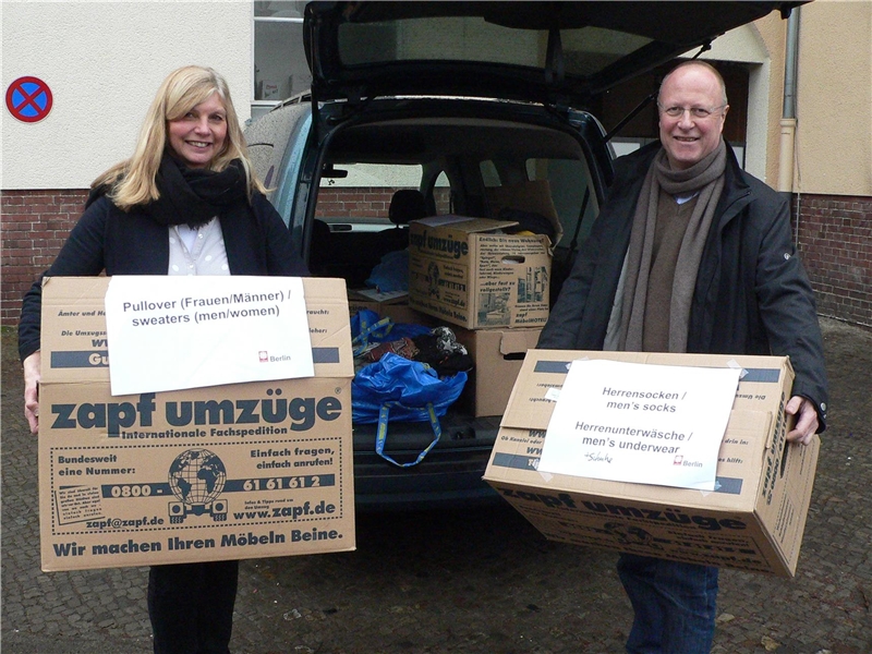 REgine Eichner und Peter Wagner bringen Kartons mit Kleiderspenden zur Kleiderkammer der Caritas