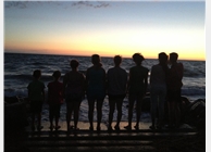 Unsere Gruppe im Meer beim Untergang der Sonne