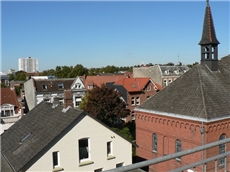 Umgebung mit Ansgarkirche und Blick über die Dächer Itzehoes / Astrid Heyer