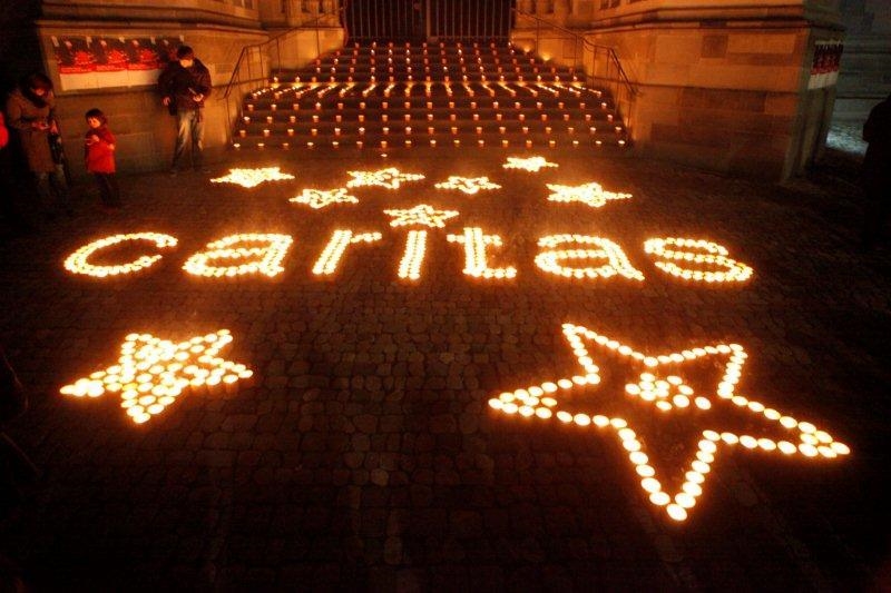 Kerzen vor dem Münster in Sternenformen und Caritas geschrieben (Caritas Konstanz)