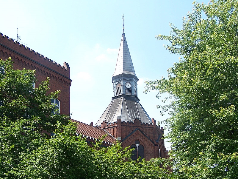 Kirchturm der Kirche der Gemeinde Vom Guten Hirten, die sich auf dem Gelände befindet. 