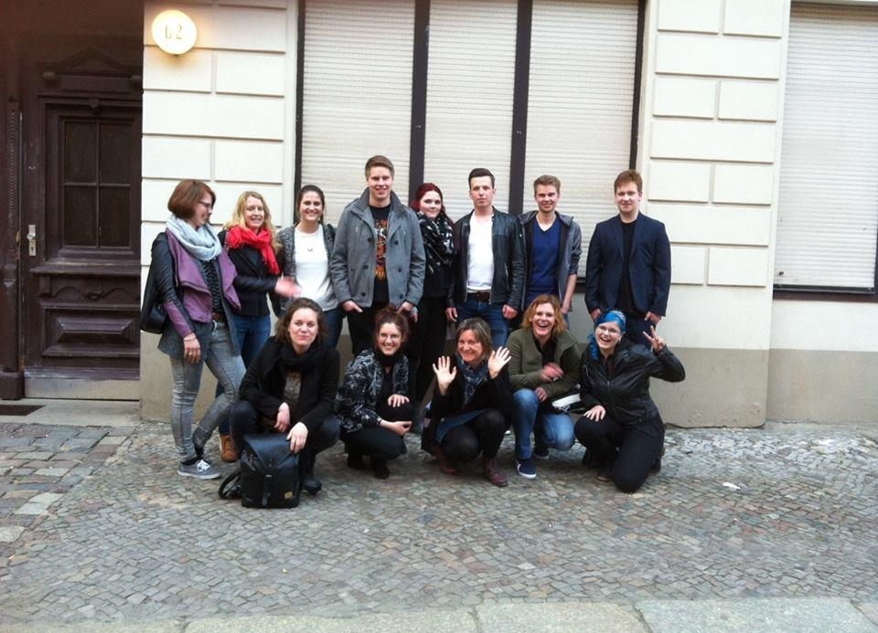 Gruppenfoto mit vielen motivierten Menschen (youngcaritas Deutschland)