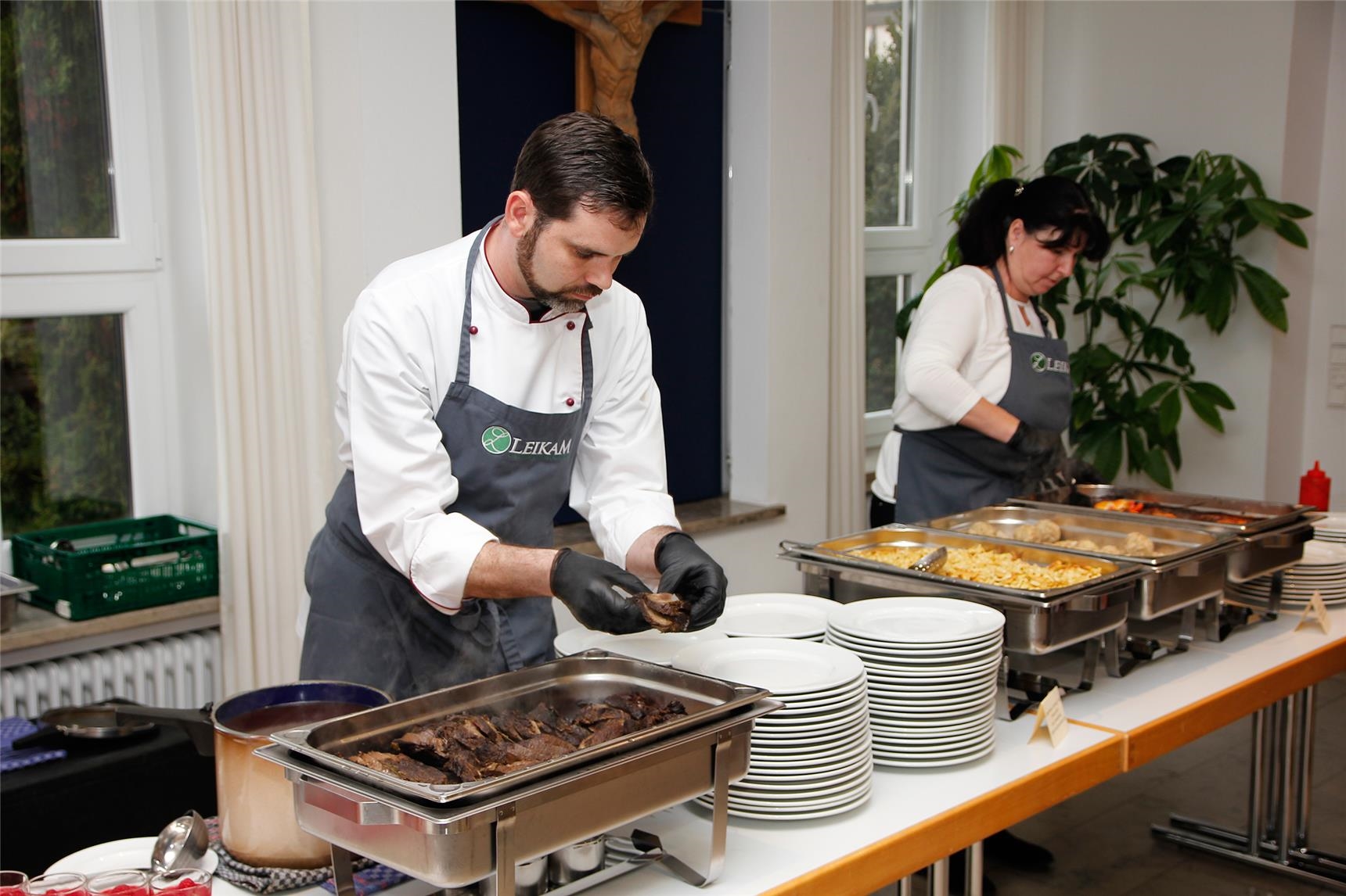 Leikam Catering und Partyservice aus Karlshuld kochten für die Gäste der Caritas (Bernhard Gattner)