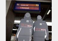 Ist der Zug für Langzeitarbeitslose abgefahren? Mit dieser Installation am Düsseldorfer Hauptbahnhof machten Vertreter(innen) des  Beschäftigungs- und Arbeitsprojektes Cash & Raus auf die schwierige Lage von Langzeitarbeitslosen aufmerksam.