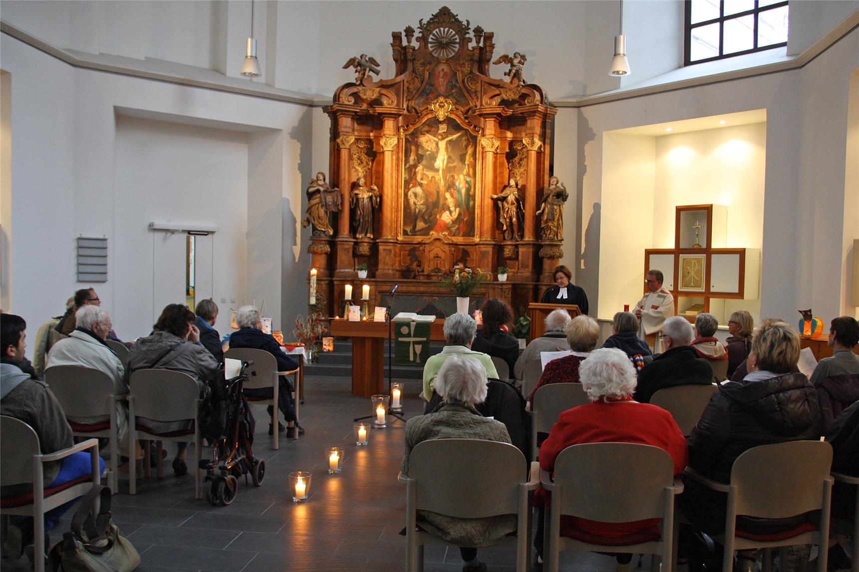Foto eines Gottesdienstes mit Blick auf die Orgel (Foto: Malteser Hilfsdienst)