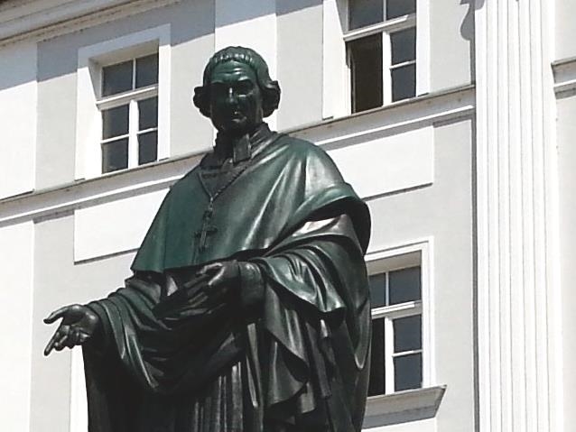 Denkmal von Bischof Johann Michael Sailer auf dem Regensburger Emmeramsplatz