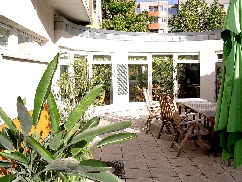 Die Terrasse am Foyer des Seniorenzentrums lädt zum Sonnenbaden und Blich in die Gartenanlage ein. 