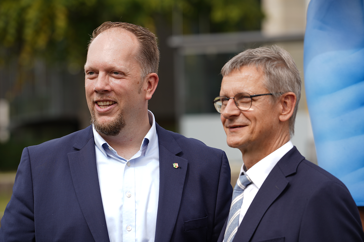 Marco Schmitz und Dr. Frank Joh. Hensel bei der Kundgebung der Caritas in NRW vor dem Düsseldorfer Landtag (Foto: Carolin Kronenburg)