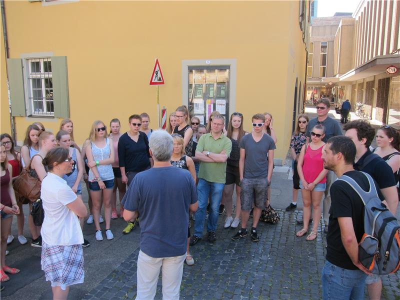 Die Jugendgruppe aus Arnsberg hört dem Vortragenden in der Rathausgasse aufmerksam zu.