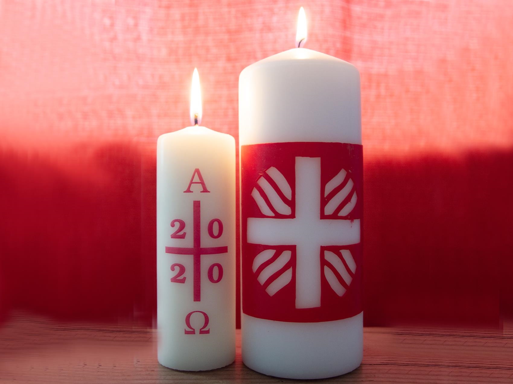 Osterkerze 2020 und Caritas-Kerze nebeneinander