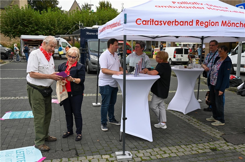 Gespräche über die letzte Lebensphase: Mitarbeitende des Caritasverbandes informierten Passanten auf dem Rheindahlener Markt.