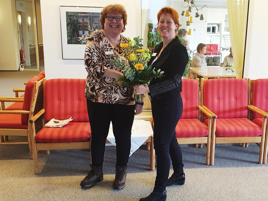 Angela Pietzke mit Blumenstrauß (Foto: Caritas-Stadtteilzentrum St. Michael)