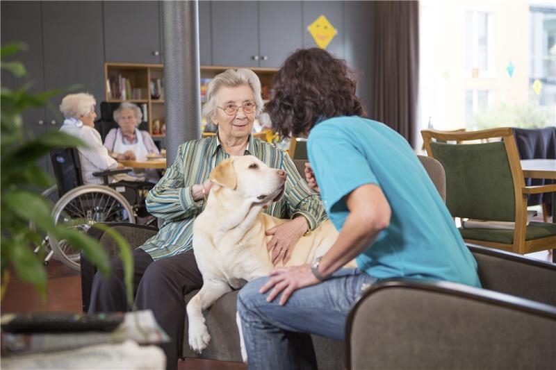 Seniorin mit Hund (Quelle: Deutsche Fernsehlotterie)