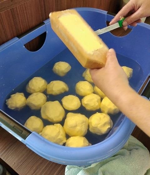 Tagespflege - die Butter wird in die Formen gestrichen (Foto: Singer-Grimm)