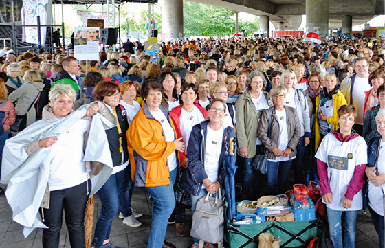 Demonstranten auf einer Kundgebung zur OGS-Kampagne der LAG vor dem Düsseldorfer Landtag am 12.07.2017 (Markus Lahrmann)