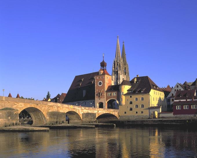 Steinerne Brücke mit Brücktor und Blick auf den Regensburger Dom