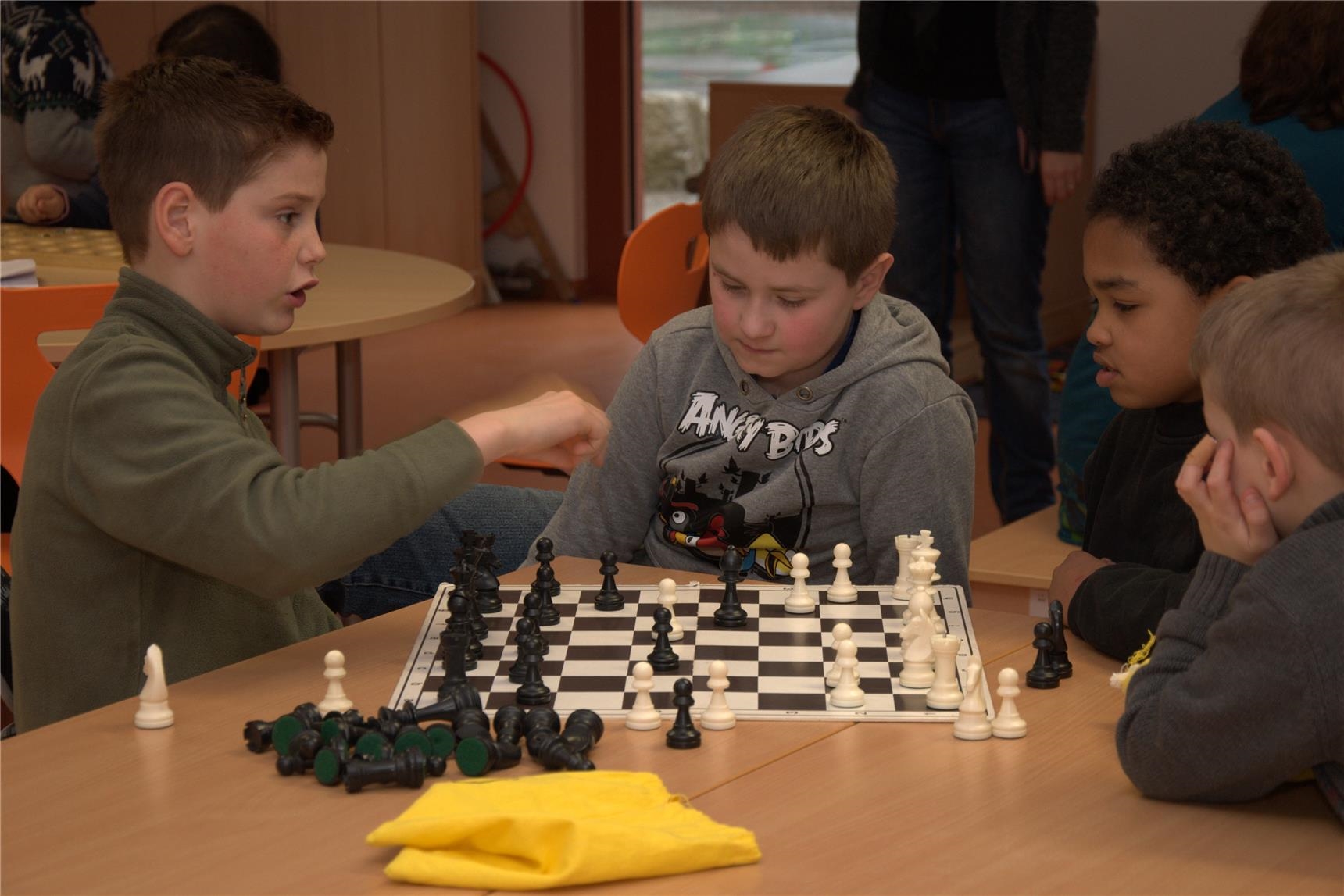 Zwei Jungen spielen miteinander Schach 