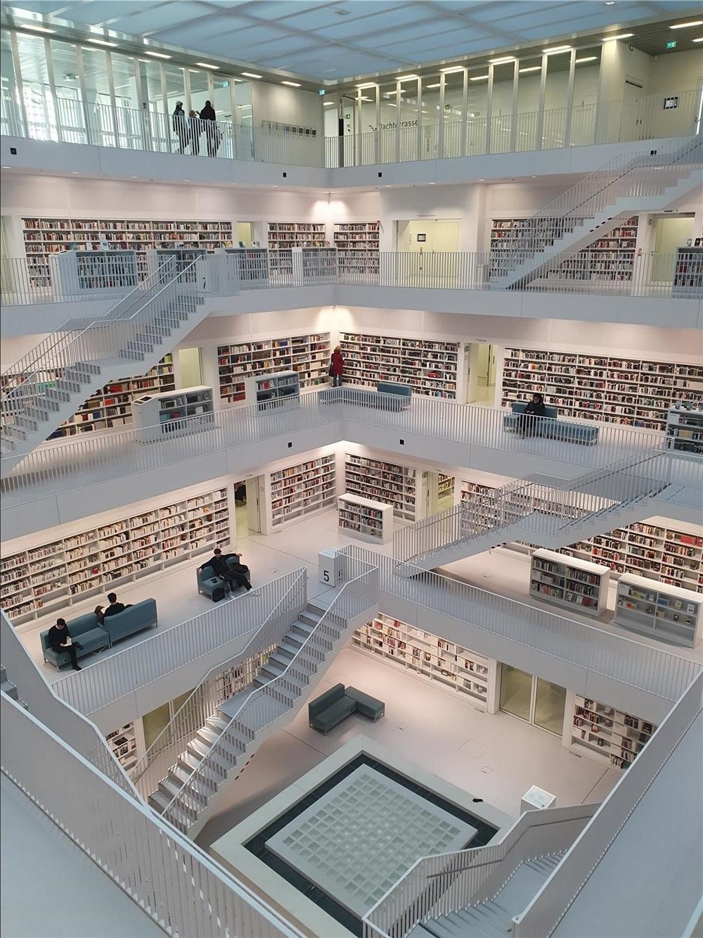 Treppen, Bücherregale im Innenraum der Stadtbücherei Stuttgart