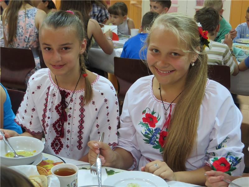 Zwei Mädchen am Mittagstisch (Caritas Spes)