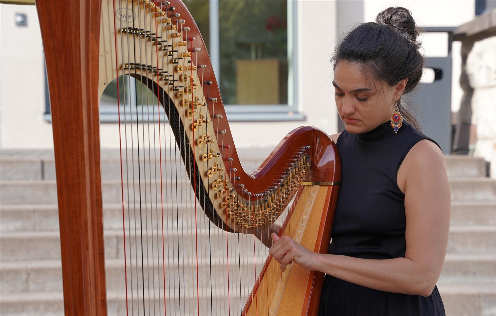Musikerin mit Harfe (DiCV Limburg/Dr. Friederike Lanz)
