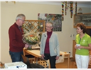 Heimleiter Edwin Schedlbauer bedankt sich zusammen mit der Organisatorin der Fortbildung Heidi Reichenberger bei der Referentin Anne-Marie Mitterhofer für ihren engagierten Vortrag mit einem Blumenstrauß. 