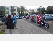 Bei der Ankunft im Katholischen Altenzentrum Landau werden die Nikoläuse auf ihren Motorrädern von Bewohnern und Mitarbeitern begrüßt. 