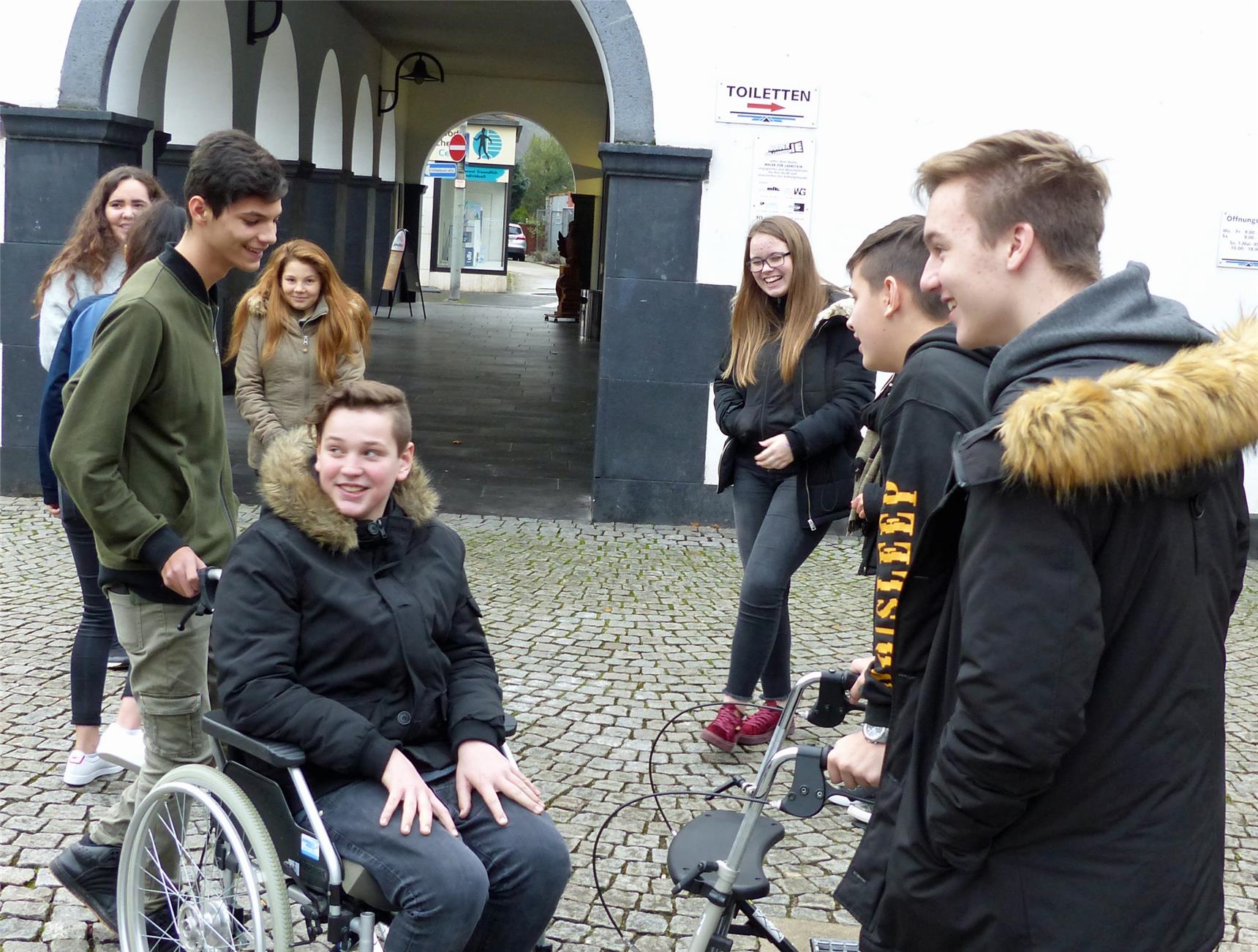 Die Schüler bei der Vorbereitung auf das Projekt (Caritasverband Westerwald-Rhein-Lahn)