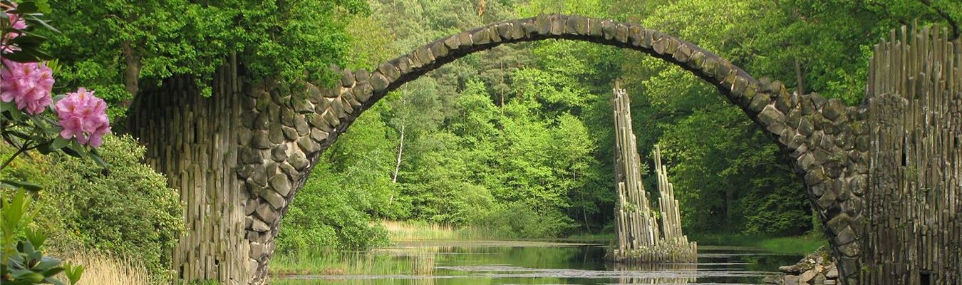 Rakotzbrücke mitten im Grünen