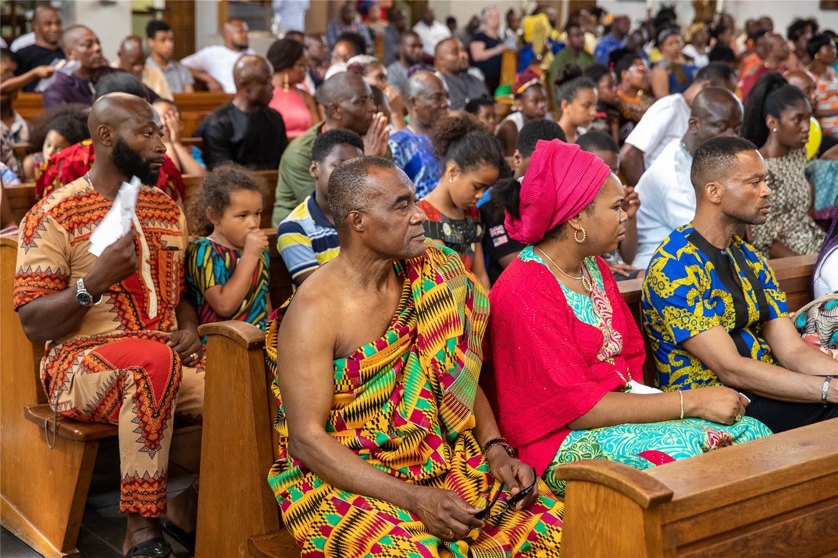 Gottesdienstbesucher, zum Teil in traditioneller afrikanischer Kleidung (Achim Pohl | Bistum Essen)