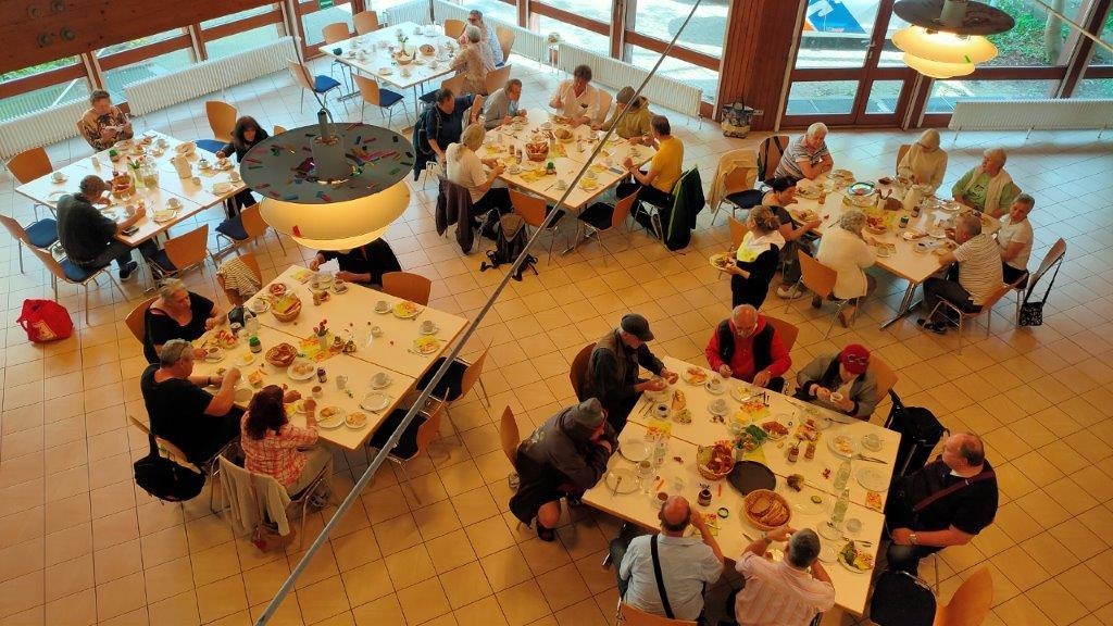 Frühstücksgäste sitzend an vielen Tischen (Caritas Konstanz)