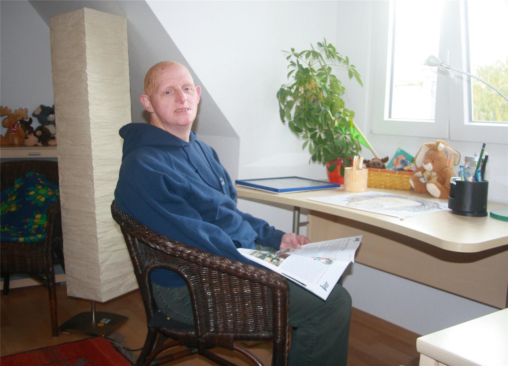 Bewohner an seinem Schreibtisch (Foto: Marco Wagner)
