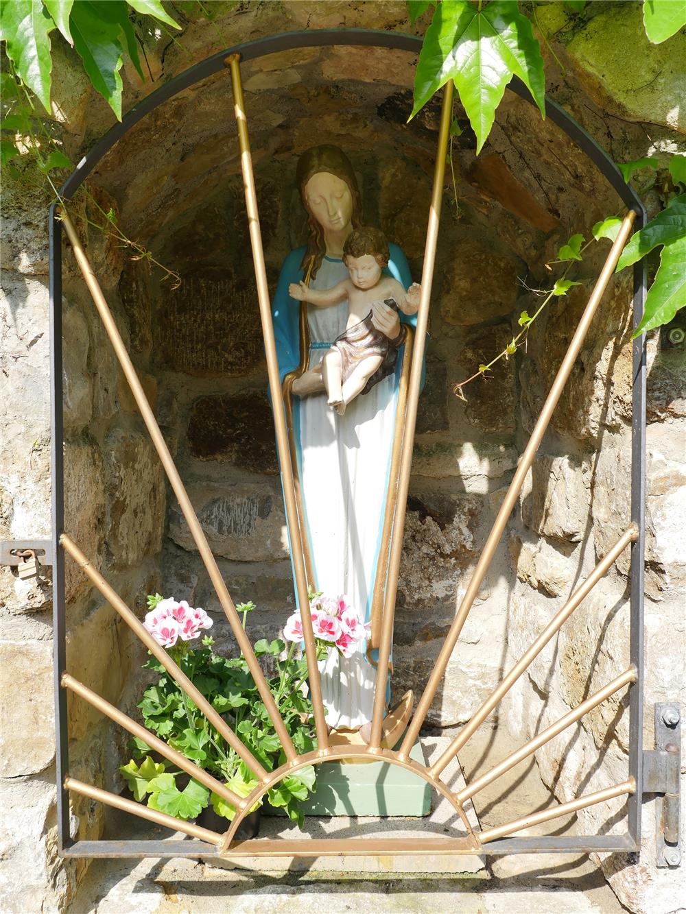 Maria und Jesus-Grotte im Garten des St. Elisabeth Hauses Weimar (© APZ St. Elisabeth Weimar)