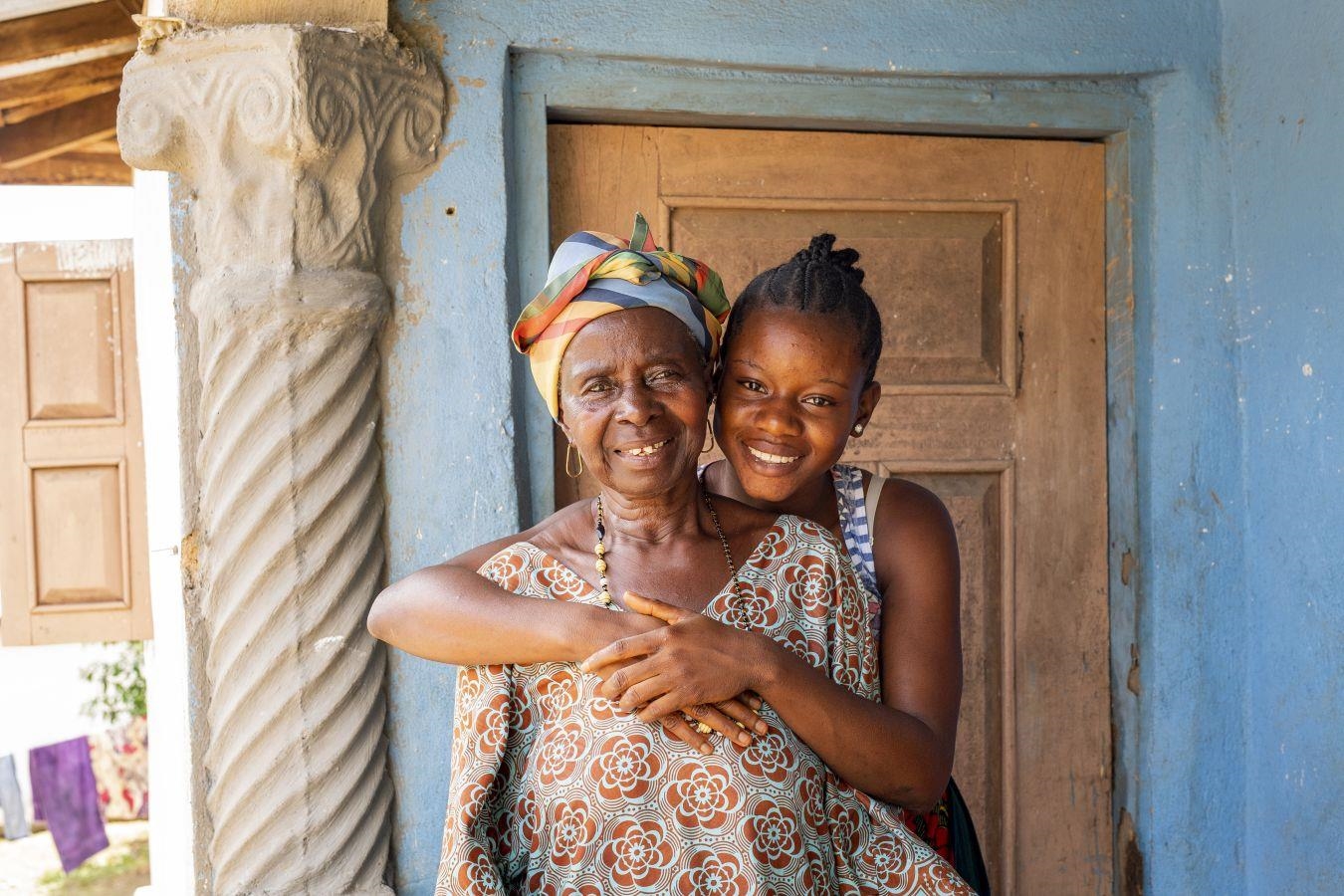 Sierra Leone: Rebecca mit ihrer Großmutter (Foto: Bente Stachowske / Caritas international)