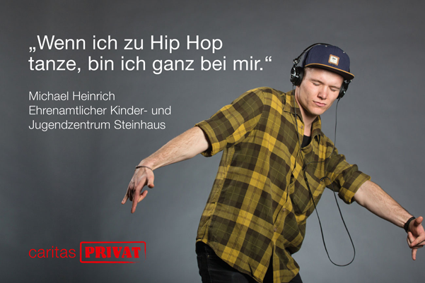 Michael Heinrich in einer Hip Hop Pose, mit Kopfhörern und geschlossenen Augen.