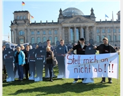 Zum Abschluss der Kampagne "Stell mich an, nicht ab!" machten mehr als 150 Langzeitarbeitslose mit Pappfiguren und Bannern vor dem Reichstag auf ihre Situation aufmerksam. (c) Benjamin Mohrich für den Deutschen Caritasverband