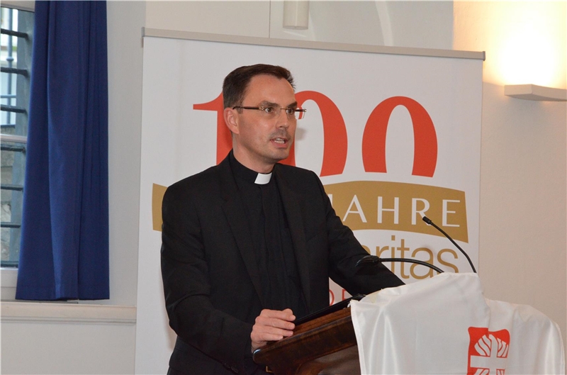 Diözesanadministrator Andreas Kutschke spricht auf dem Festakt „100 Jahre Caritas Dresden: Gemeinsam ein Stück des Weges“