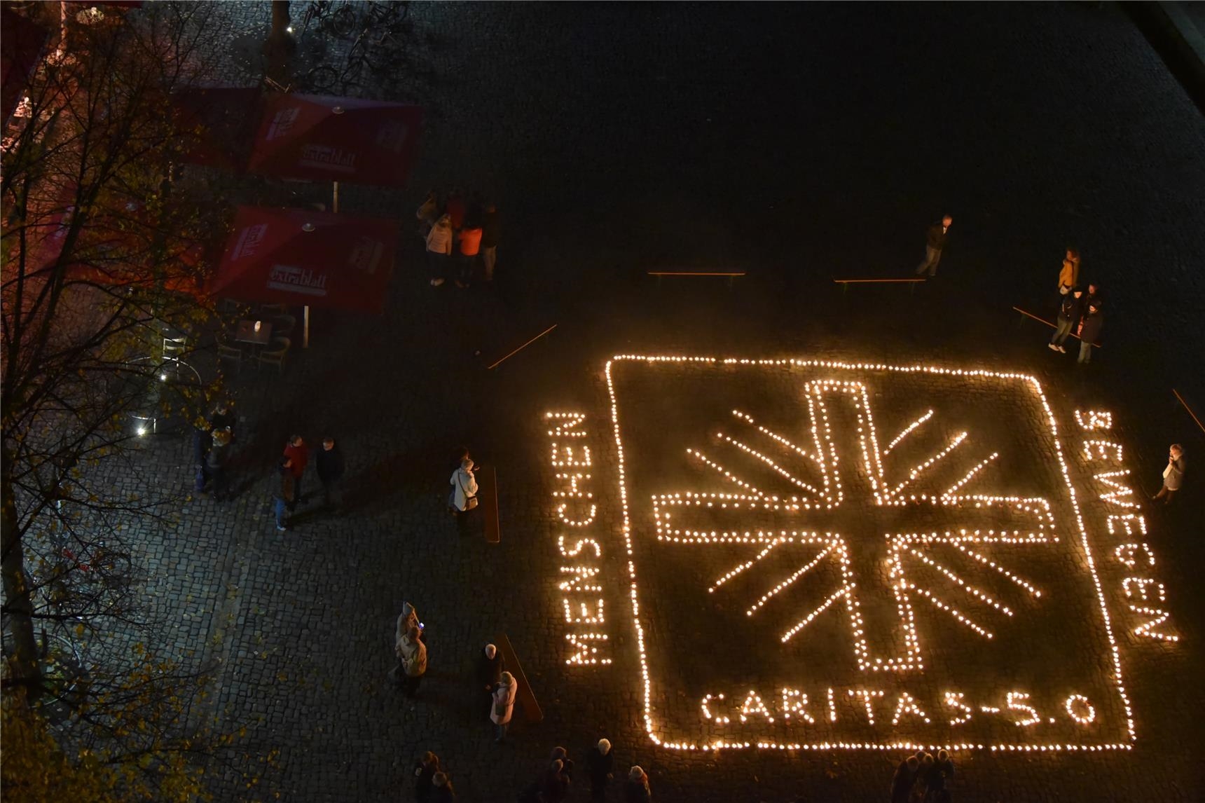 Vom Turm der Christuskirche waren das Caritas-Logo und das Motto „Menschen bewegen“ ein berührender Anblick.  