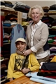 Eine Ehrenamtliche umarmt einen Jungen, der gerade neue Sachen in der Kleiderkammer erhalten hat / Caritas Bistum Essen / C. Grätz