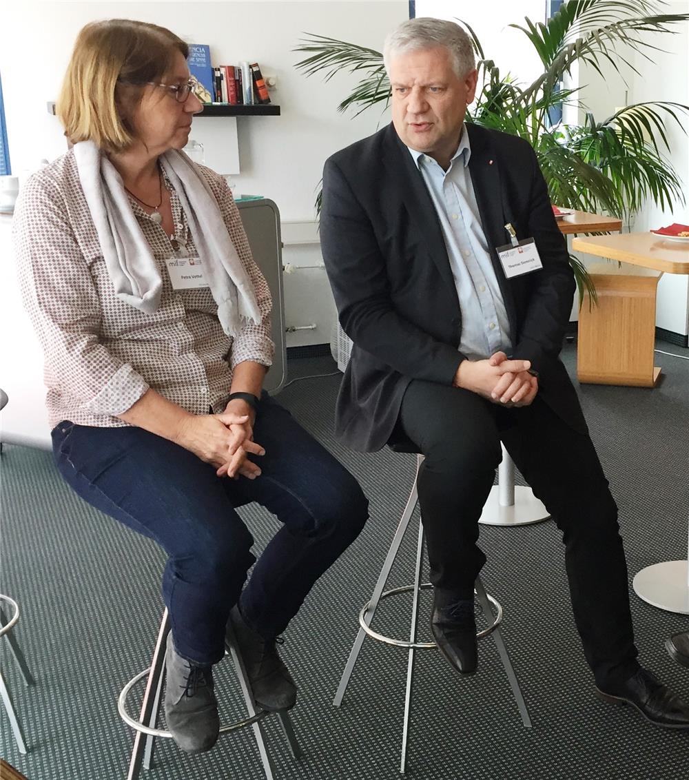 im Gespräch Herr Domnick mit einer Teilnehmerin  (Foto: DiCV Mainz e.V.)