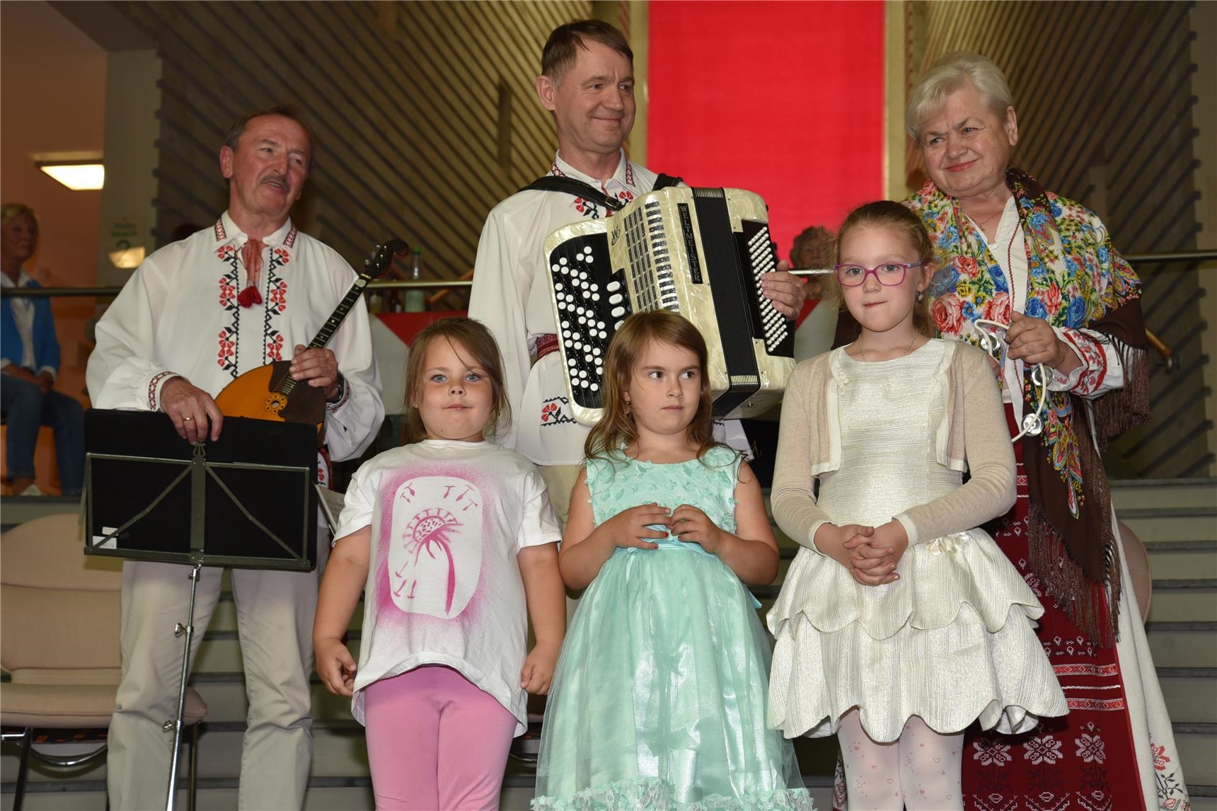 Das weißrussische Folklore-Ensemble „Lidjane“ sowie Diana, Mia und Alina (von links) aus dem Pusteblume-Kindergarten unterhielten die Gäste mit Musik und einem Gedicht. 
