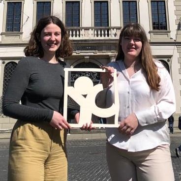 Zwei junge Frauen stehen vor dem Augsburger Rathaus