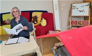 Aloisia Rothenwührer präsentiert den aktuellen Jahresbericht der Erziehungsberatungsstelle des Kreis-Caritasverbandes Freyung-Grafenau e.V. (c) cmg | Caritas FRG.