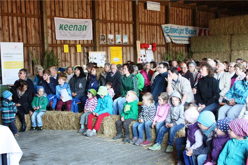 Volle Scheune zum Gottesdienst am Caritassonntag, 27.09.2015 auf dem Bauernhof der Familie Mock, SE Markdorf (Bodensee) 
