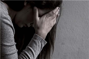 Hilfen Gewalt Frau hält sich die Hände vor das Gesicht