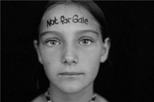 Not for sale Kind mit Schriftzug auf der Stirn