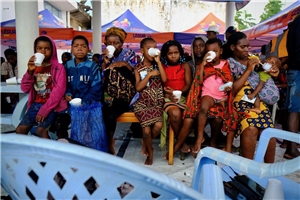Mosambik: Caritas international verteilt Trinkwasser. Sauberes Wasser ist in Mosambik Mangelware. Caritas international verteilt Trinkwasser.